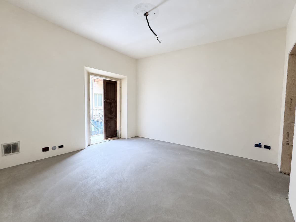 Oggi: la camera con porta-finestra — Appartamenti in vendita a Palazzo Denaglia, centro storico di Reggio Emilia