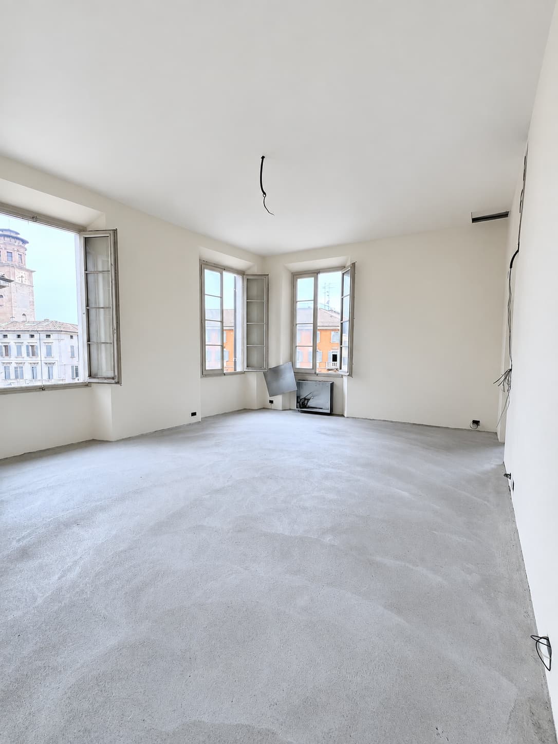 Oggi: il soggiorno — Appartamenti in vendita a Palazzo Denaglia, centro storico di Reggio Emilia