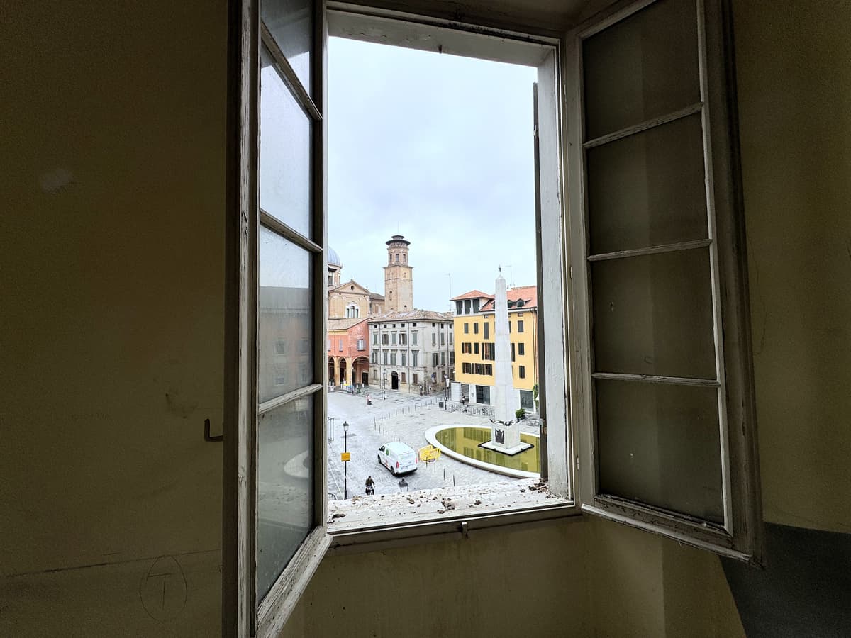 Oggi: la finestra sulla piazza — Appartamenti in vendita a Palazzo Denaglia, centro storico di Reggio Emilia