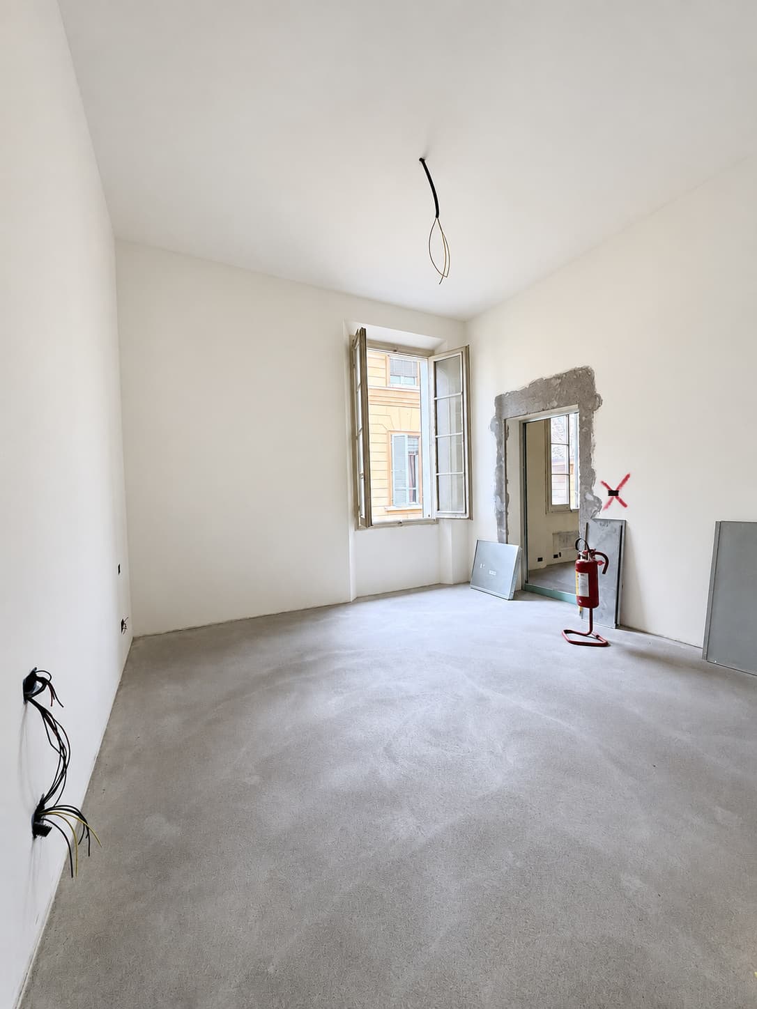 Oggi: la seconda camera vista dall’ingresso — Appartamenti in vendita a Palazzo Denaglia, centro storico di Reggio Emilia