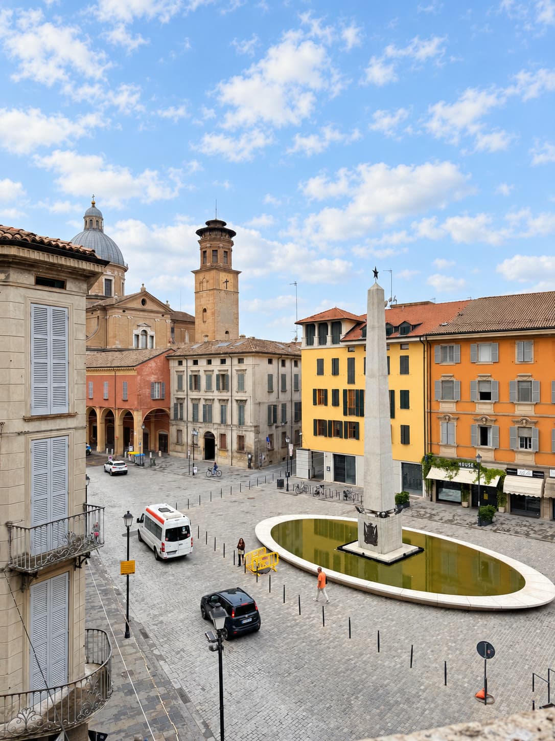 Vista su Piazza Prampolini dalle finestre dell’appartamento — Appartamenti in vendita a Palazzo Denaglia, centro storico di Reggio Emilia