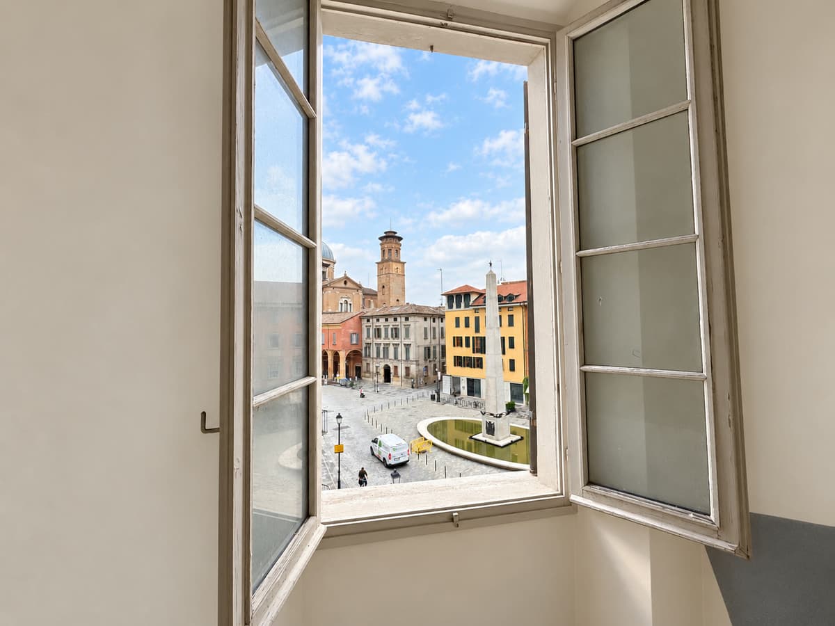 La finestra aperta sulla piazza — Appartamenti in vendita a Palazzo Denaglia, centro storico di Reggio Emilia