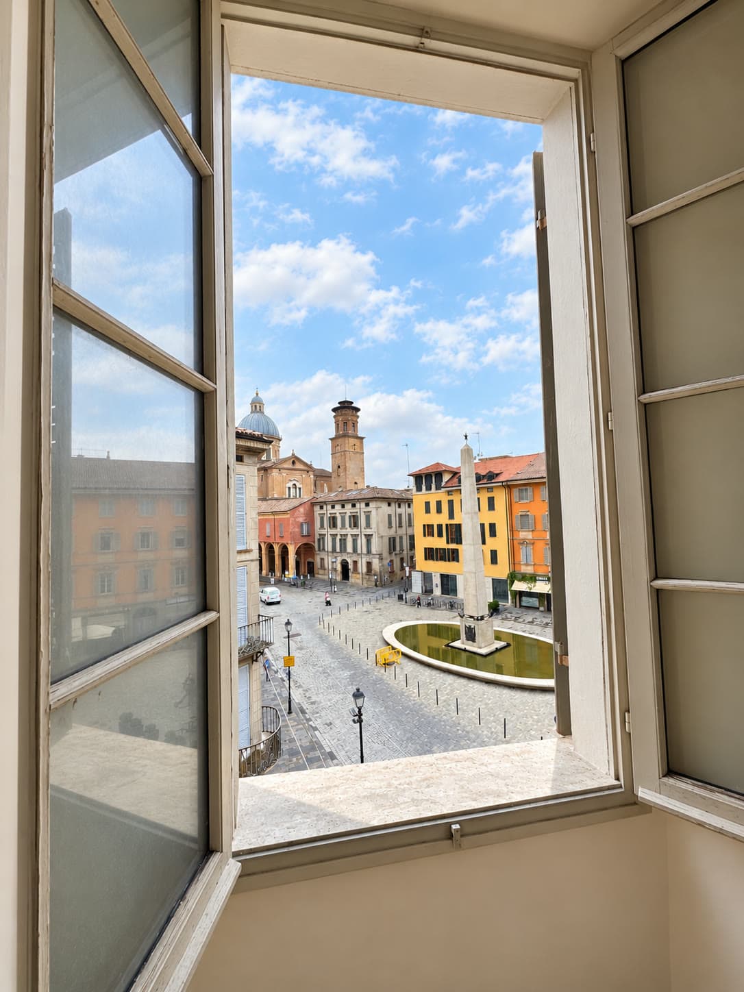 Piazza Prampolini dalla finestra — Appartamenti in vendita a Palazzo Denaglia, centro storico di Reggio Emilia