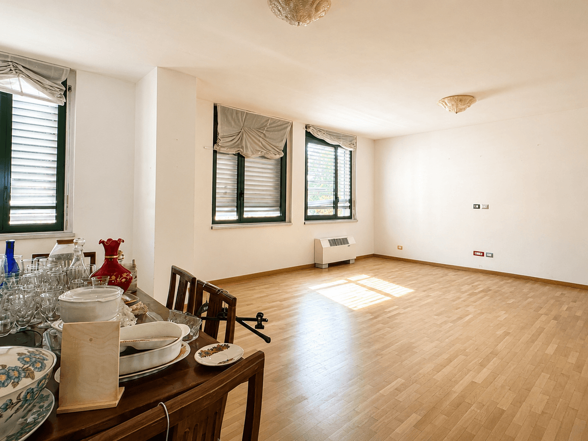 Camera — Appartamento di 191 m² con doppio garage in zona Stazione-Reggiane