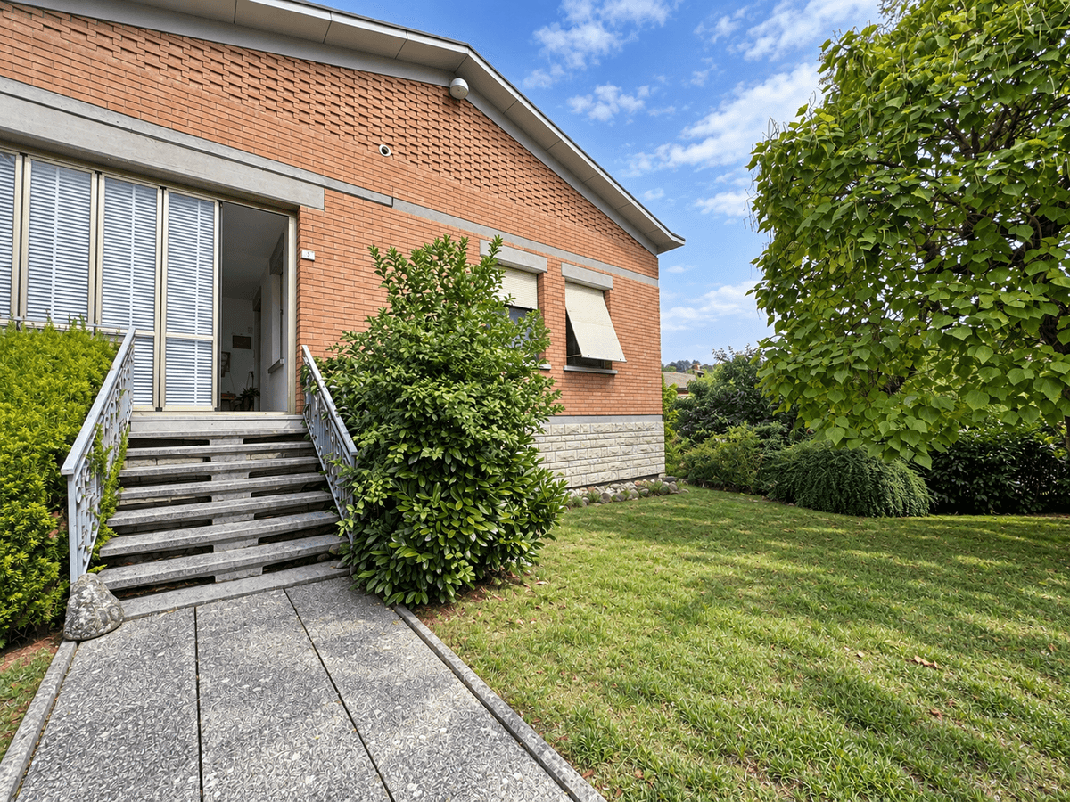 Dependance — lato con scala esterna e percorso verso giardino — Villa singola con giardino e vista sulla vallata a Montalto