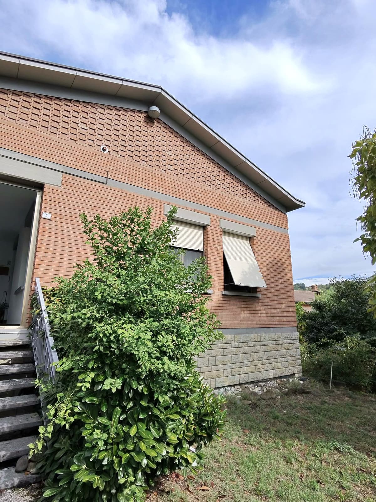 Dependance — dettaglio facciata con finestre e basamento in pietra — Villa singola con giardino e vista sulla vallata a Montalto