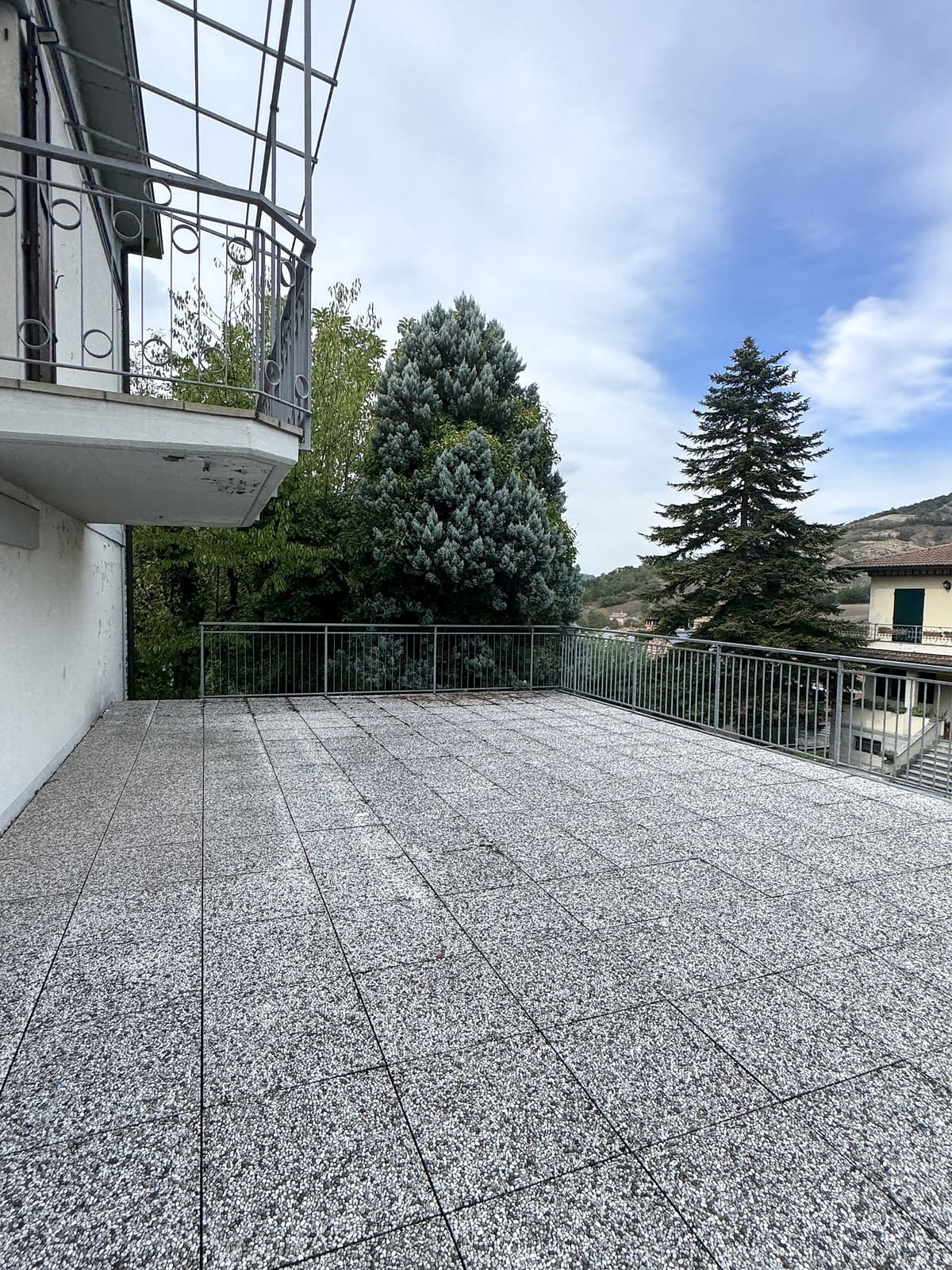 Terrazzo con balcone sovrastante — vista su pini e colline — Villa singola con giardino e vista sulla vallata a Montalto
