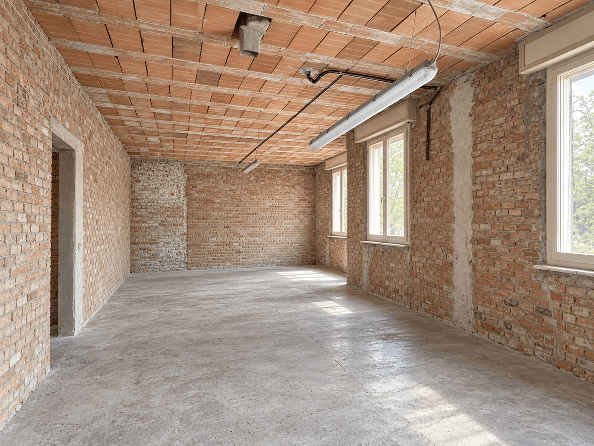 Piano terra — vano con due finestre e pareti in mattoni — Villa singola con giardino e vista sulla vallata a Montalto