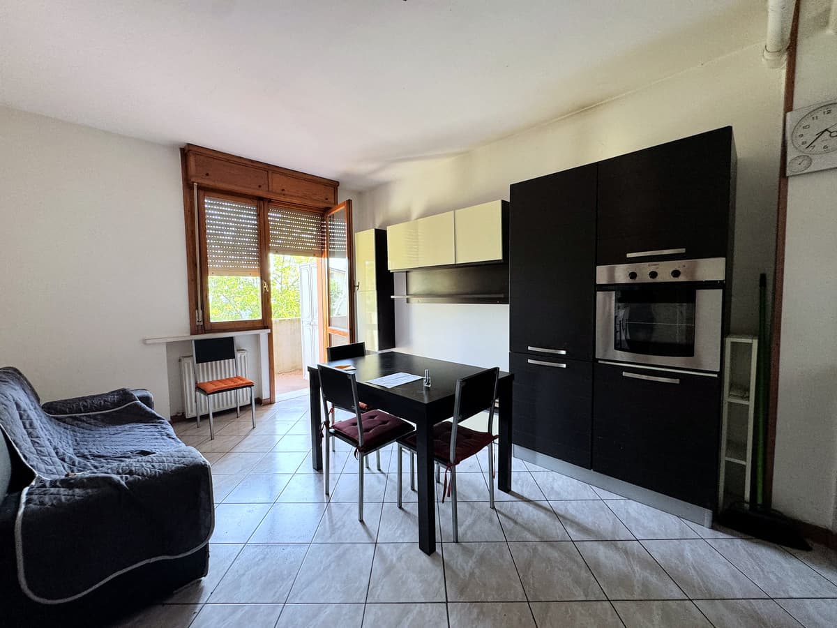 Soggiorno open space — Bilocale con balcone e cantina a Quattro Castella