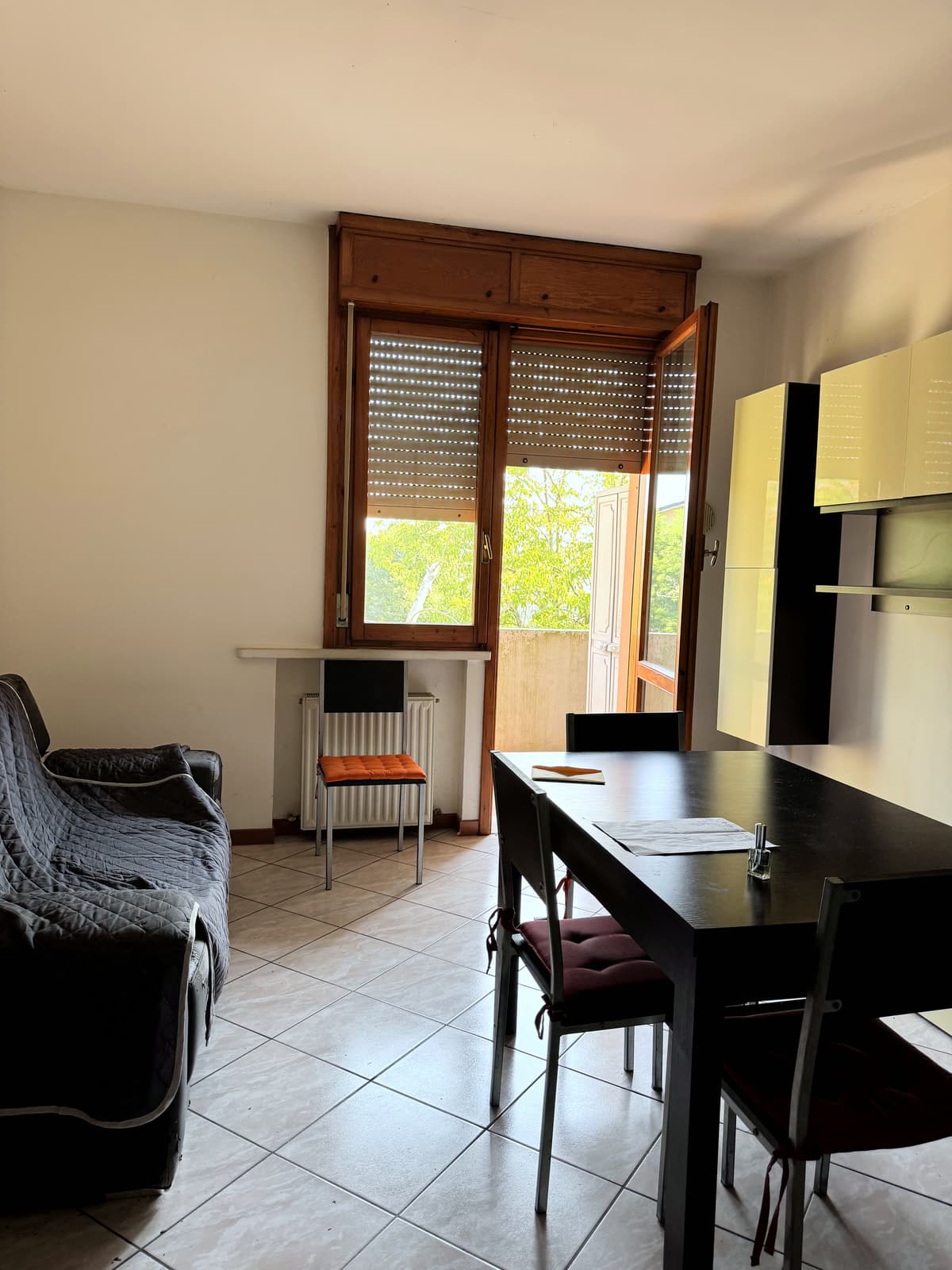 Soggiorno luce naturale — Bilocale con balcone e cantina a Quattro Castella