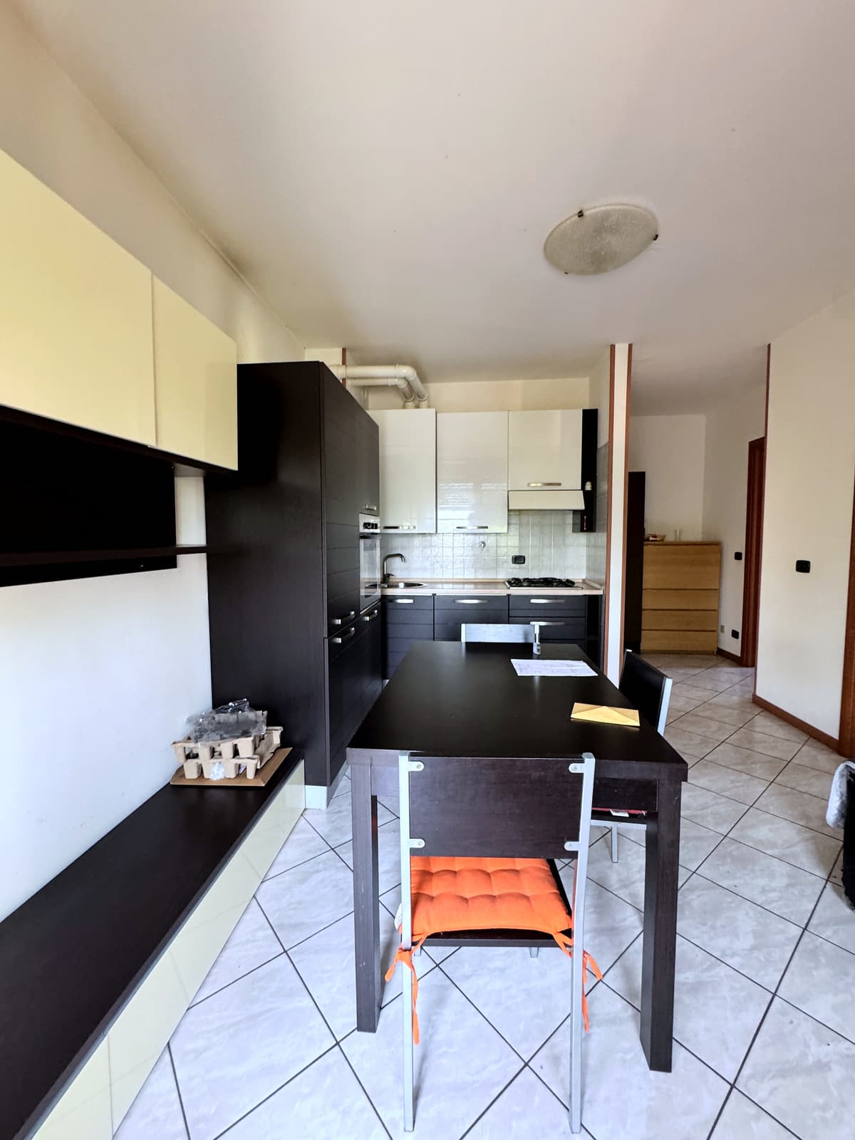 Cucina angolo cottura wengé — Bilocale con balcone e cantina a Quattro Castella