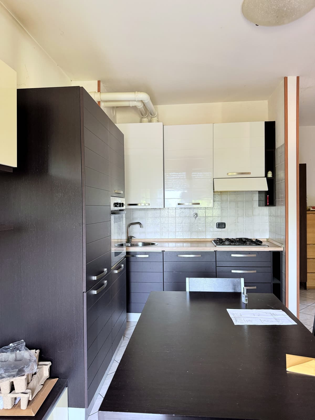 Cucina pensili bianchi — Bilocale con balcone e cantina a Quattro Castella