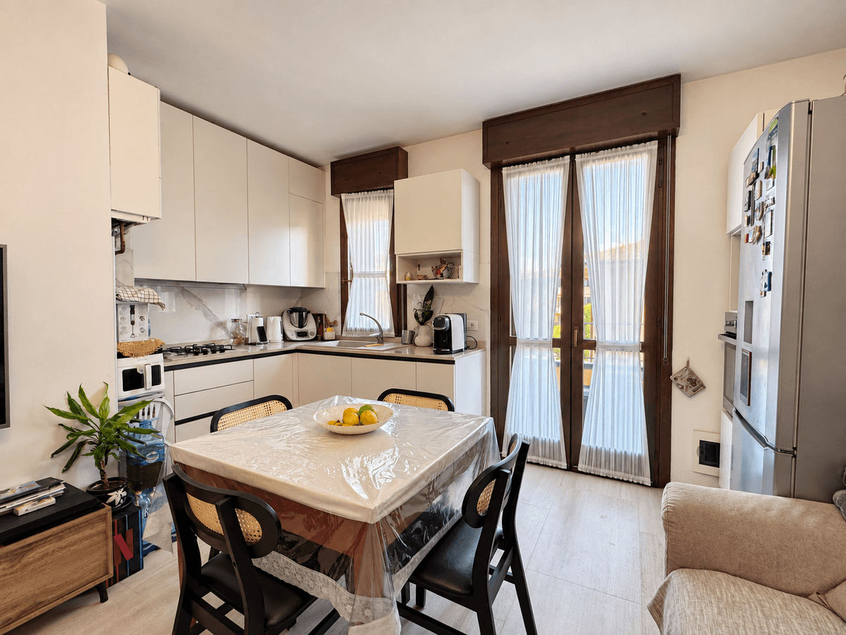 Zona pranzo con balcone — Appartamento ristrutturato con due balconi a Cadelbosco di Sopra