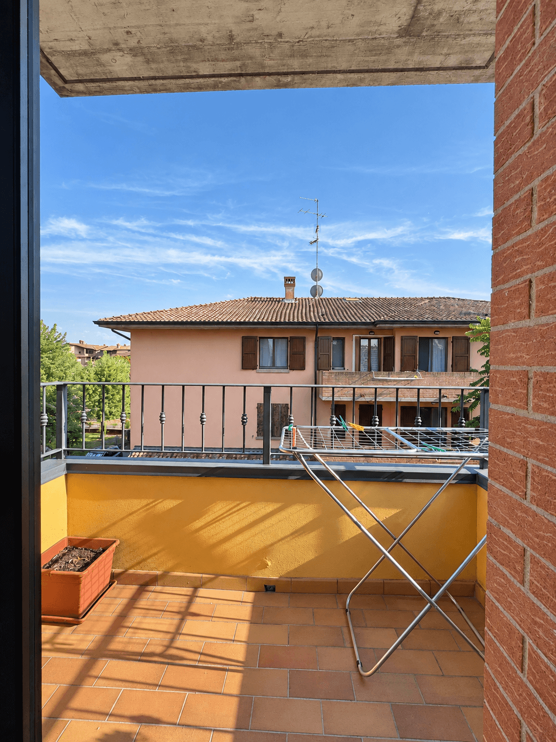 Secondo balcone soleggiato — Appartamento ristrutturato con due balconi a Cadelbosco di Sopra