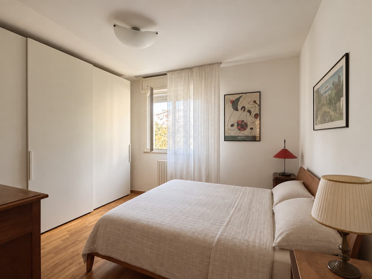 Camera matrimoniale — altra angolazione con tende leggere — Appartamento di 132 m² con loggia al Buco del Signore