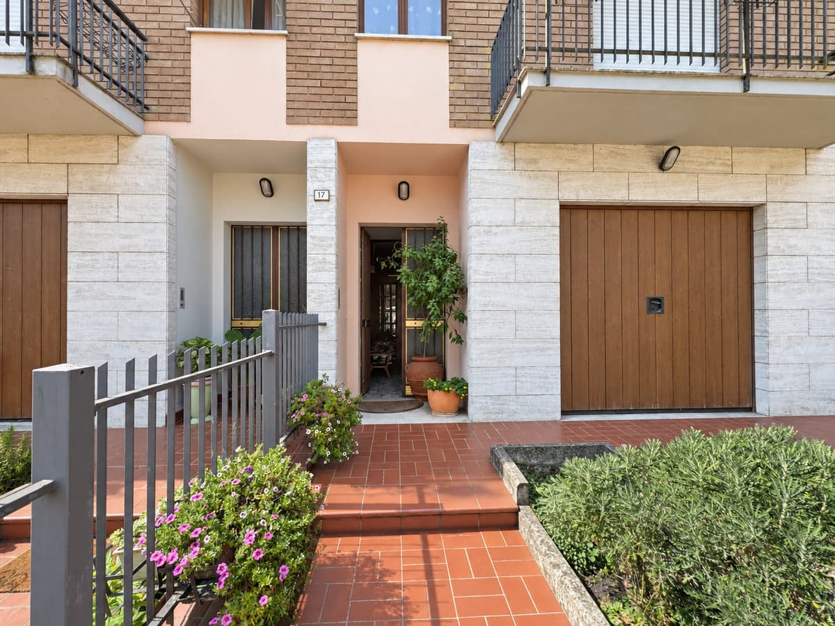 La facciata con l'ingresso — Villa abbinata con giardino a Villa Verde, Reggio Emilia