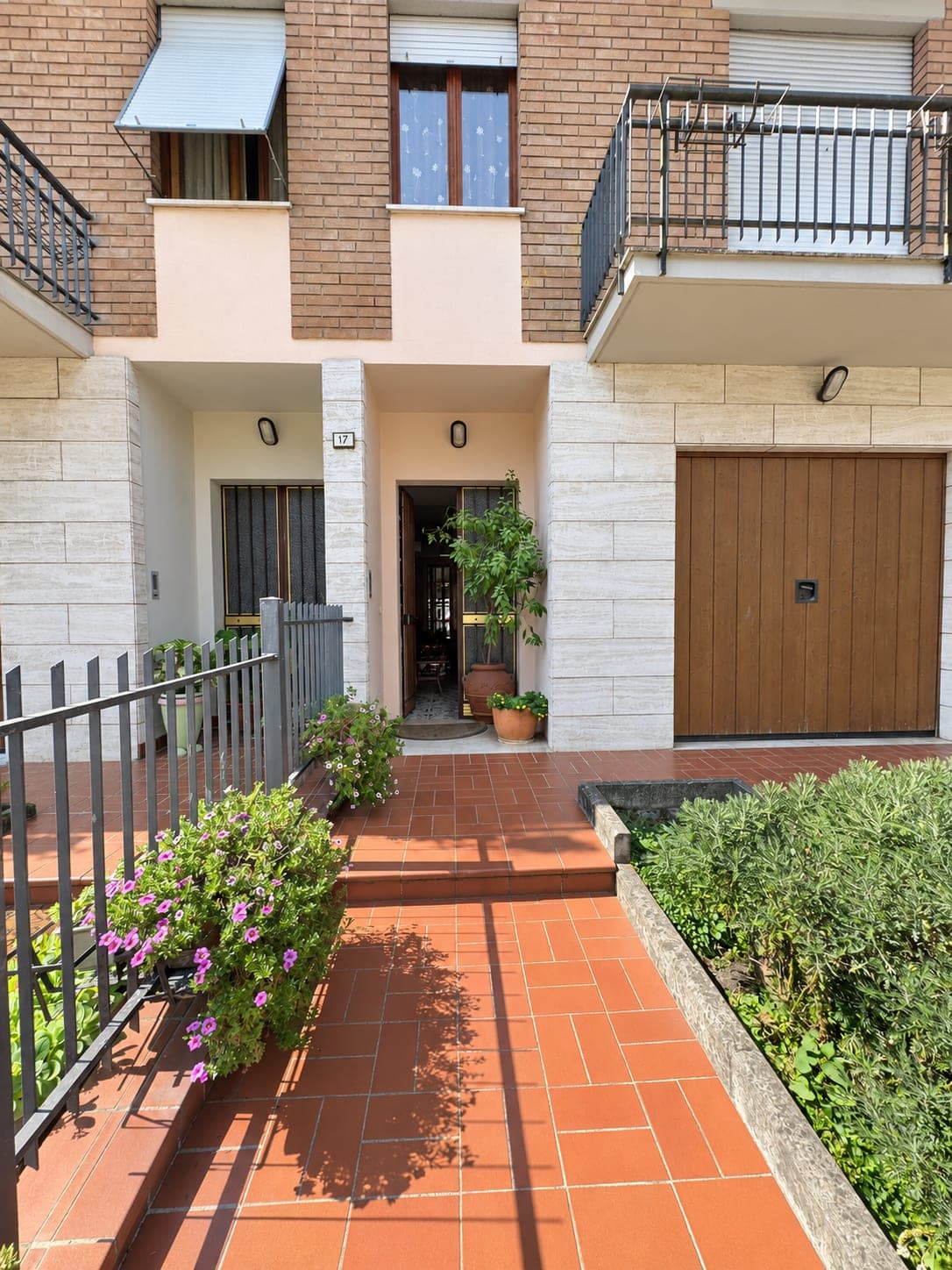 La facciata su tre piani — Villa abbinata con giardino a Villa Verde, Reggio Emilia
