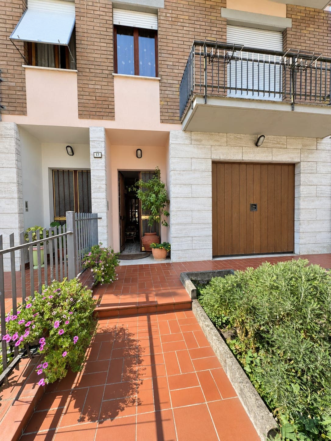 Il vialetto d'ingresso — Villa abbinata con giardino a Villa Verde, Reggio Emilia