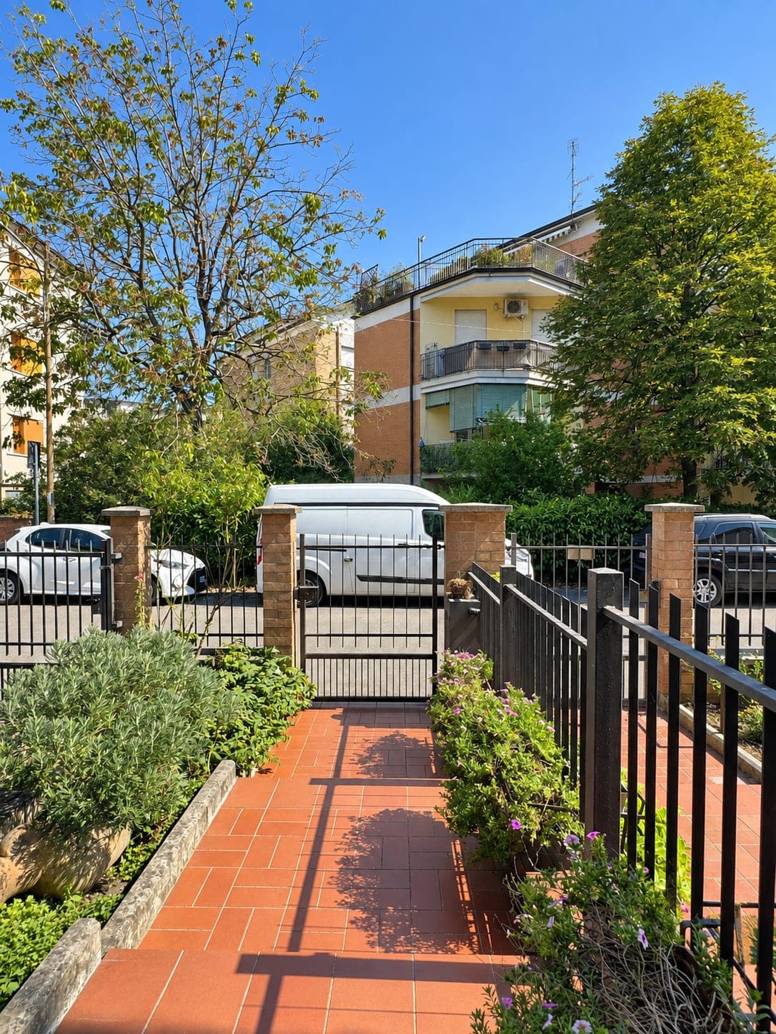 Il vialetto verso il cancello — Villa abbinata con giardino a Villa Verde, Reggio Emilia