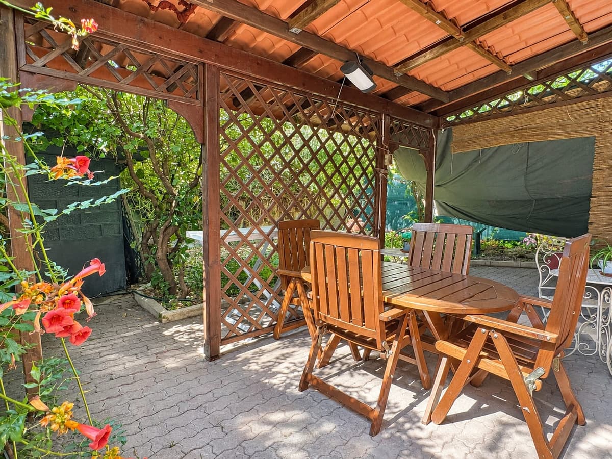 Il pergolato in giardino — Villa abbinata con giardino a Villa Verde, Reggio Emilia