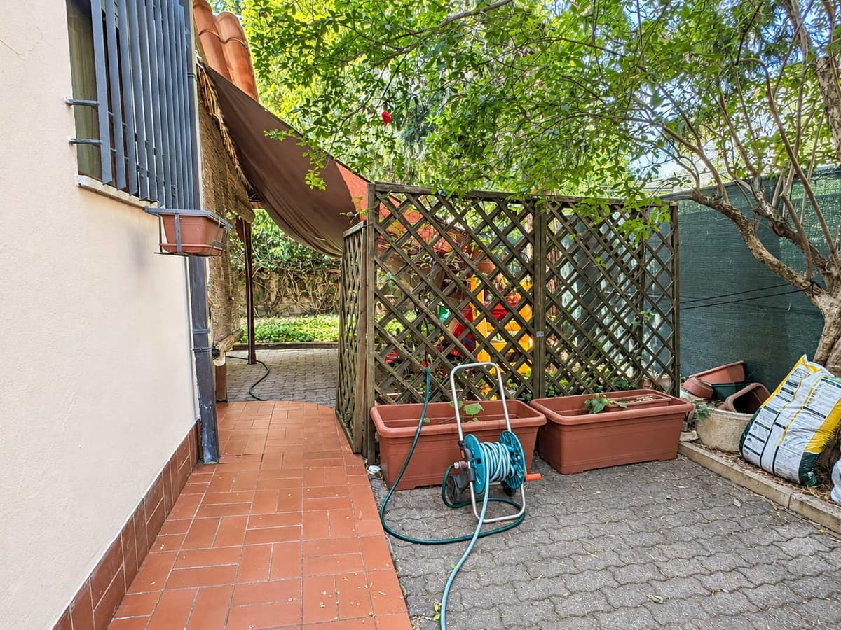 Il giardino laterale — Villa abbinata con giardino a Villa Verde, Reggio Emilia