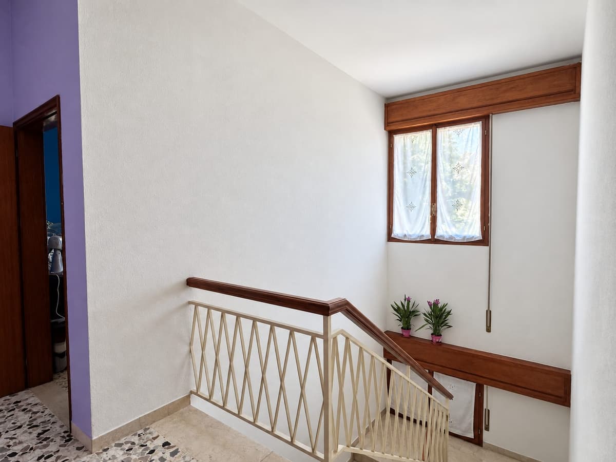 Il pianerottolo — Villa abbinata con giardino a Villa Verde, Reggio Emilia