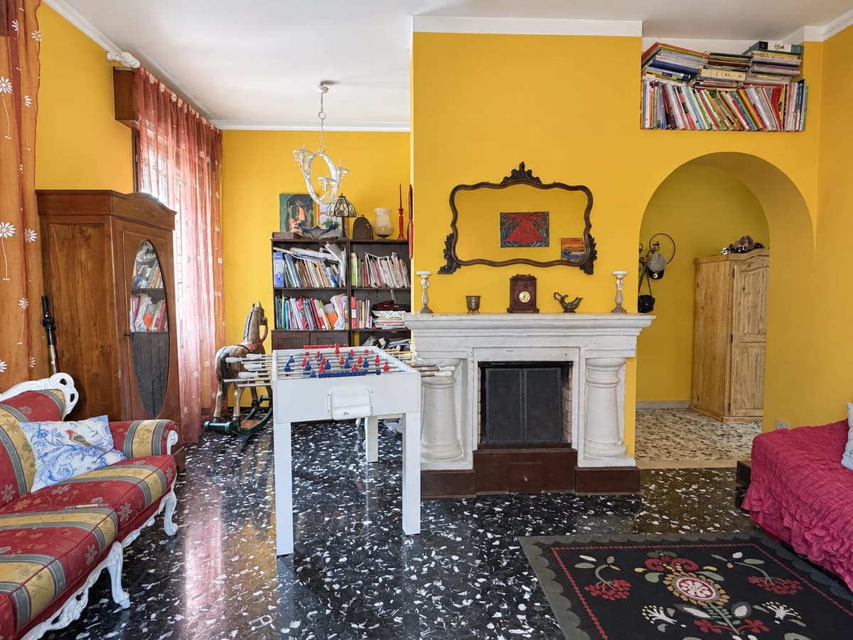 Il soggiorno con il camino — Villa abbinata con giardino a Villa Verde, Reggio Emilia
