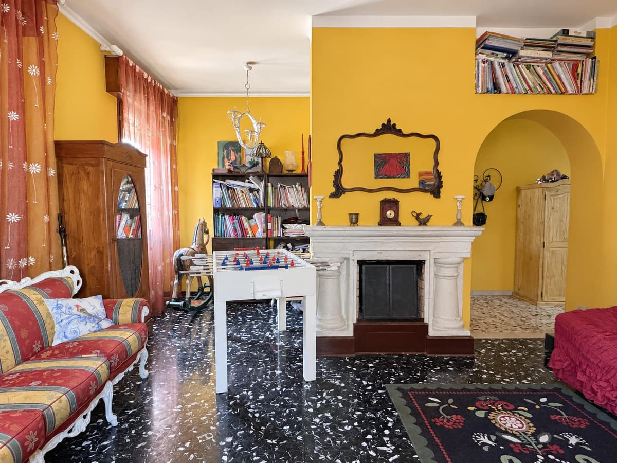 Il camino e la libreria — Villa abbinata con giardino a Villa Verde, Reggio Emilia