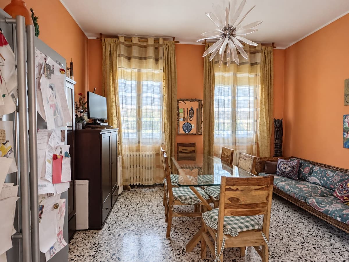La sala da pranzo con il divano — Villa abbinata con giardino a Villa Verde, Reggio Emilia