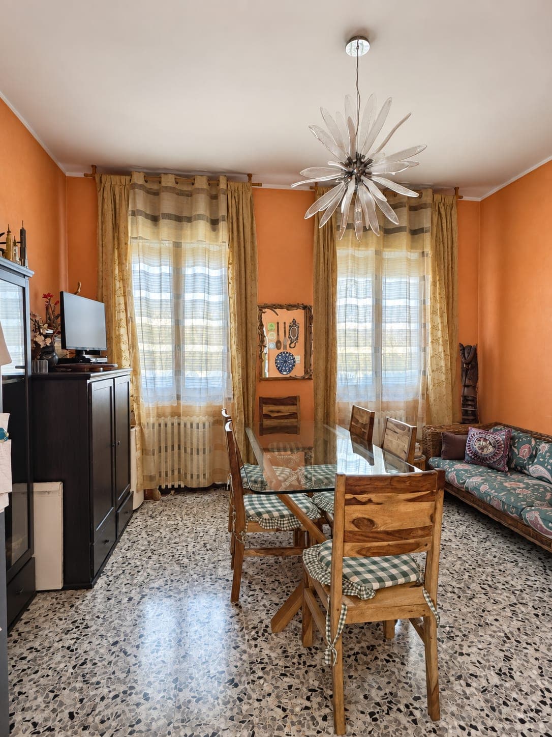 La sala da pranzo — Villa abbinata con giardino a Villa Verde, Reggio Emilia