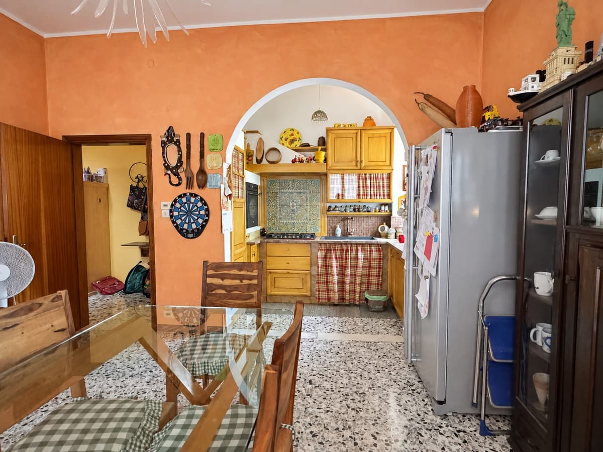 La cucina vista dalla sala — Villa abbinata con giardino a Villa Verde, Reggio Emilia