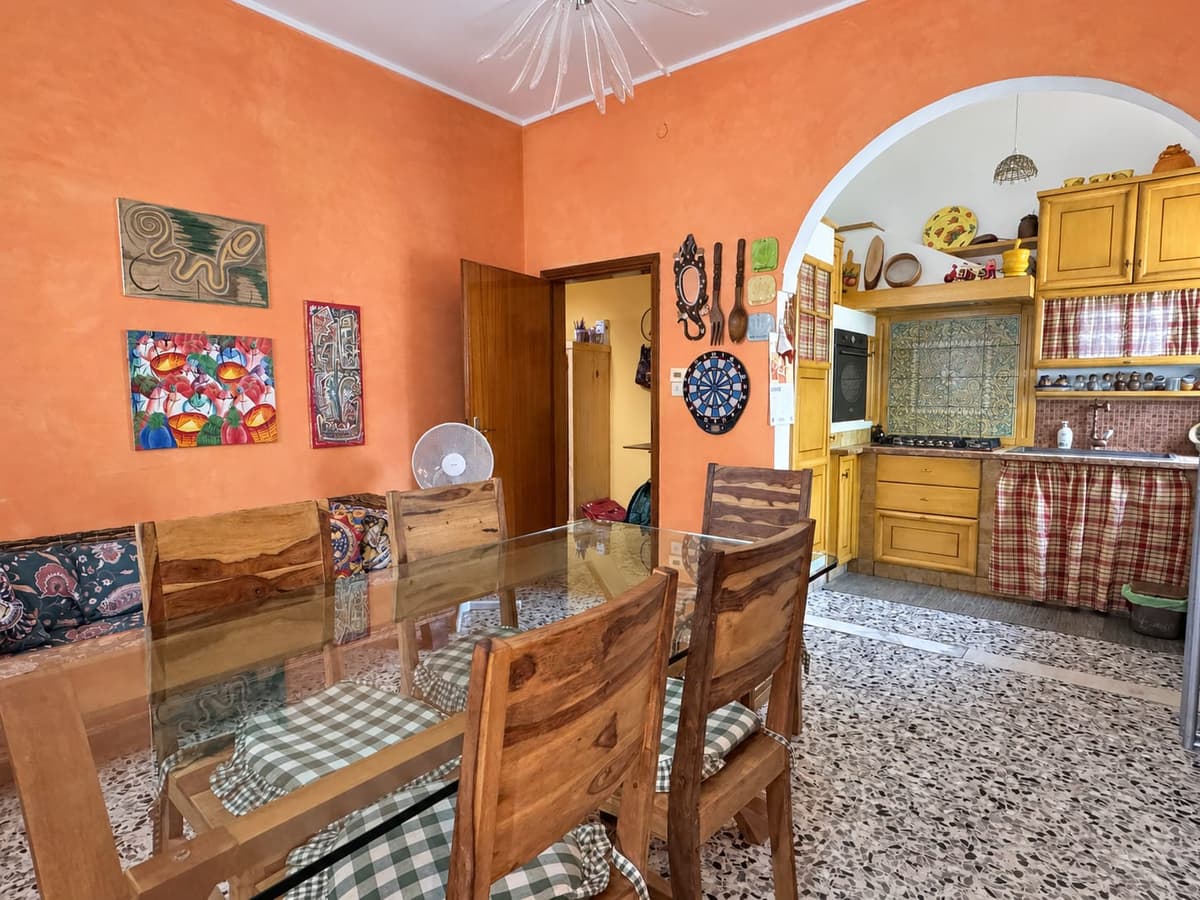 La cucina e il tavolo da pranzo — Villa abbinata con giardino a Villa Verde, Reggio Emilia