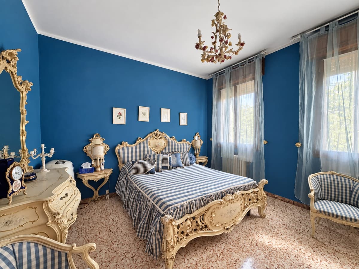 La camera matrimoniale — Villa abbinata con giardino a Villa Verde, Reggio Emilia