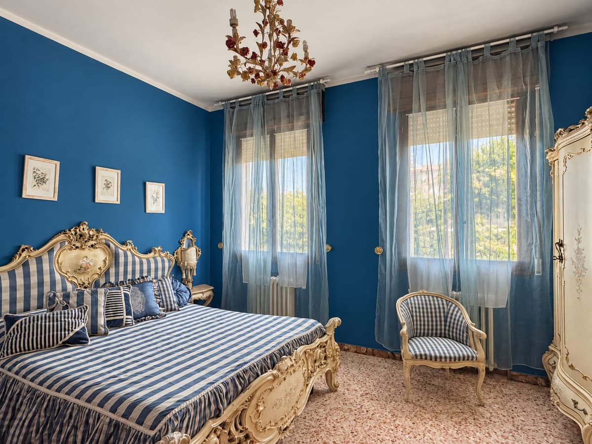 La camera matrimoniale, verso le finestre — Villa abbinata con giardino a Villa Verde, Reggio Emilia