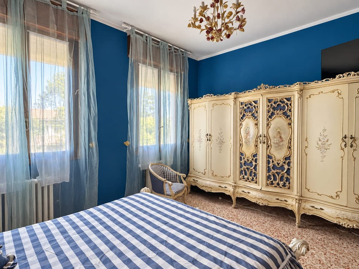 La camera matrimoniale e l'armadio — Villa abbinata con giardino a Villa Verde, Reggio Emilia