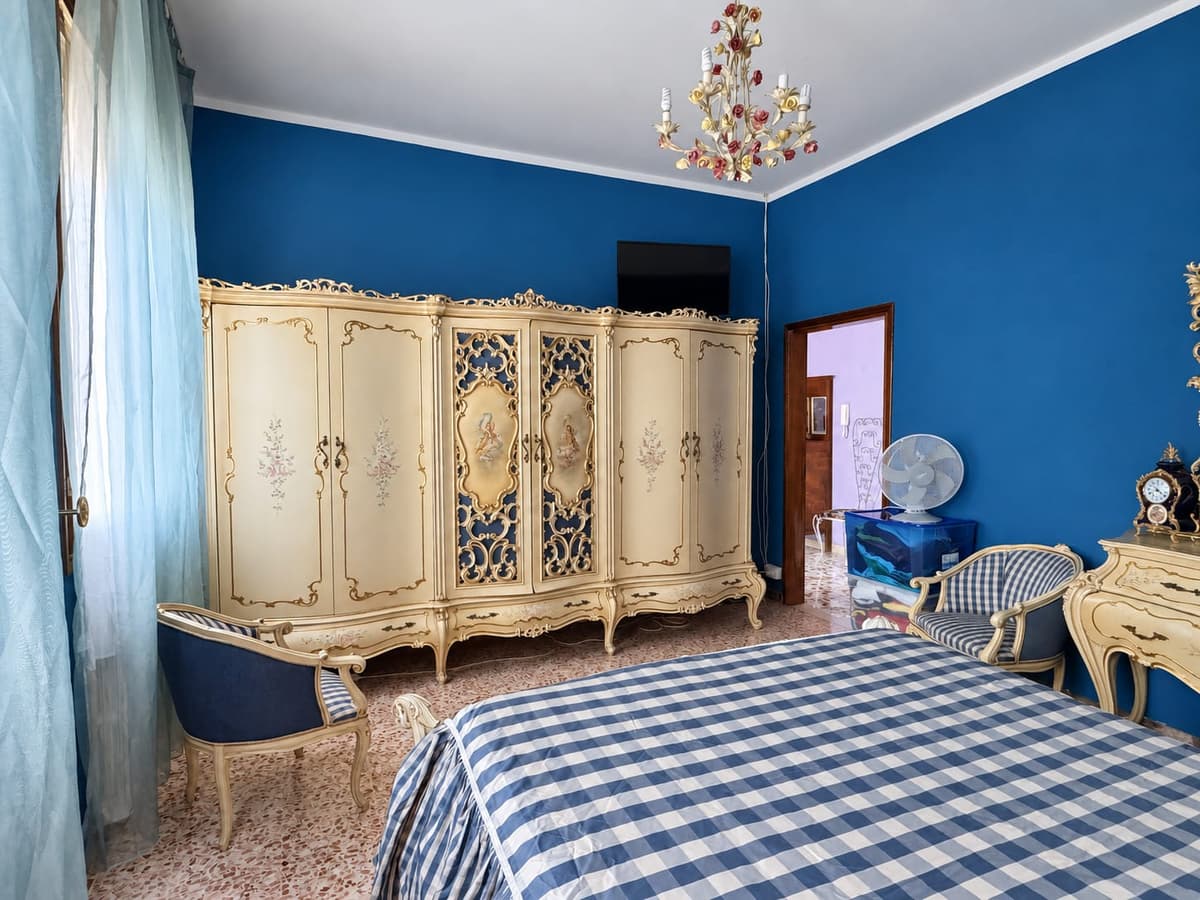 La camera matrimoniale e l'armadio — Villa abbinata con giardino a Villa Verde, Reggio Emilia
