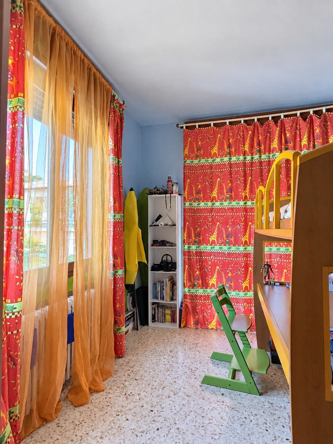 La seconda camera, verso la finestra — Villa abbinata con giardino a Villa Verde, Reggio Emilia