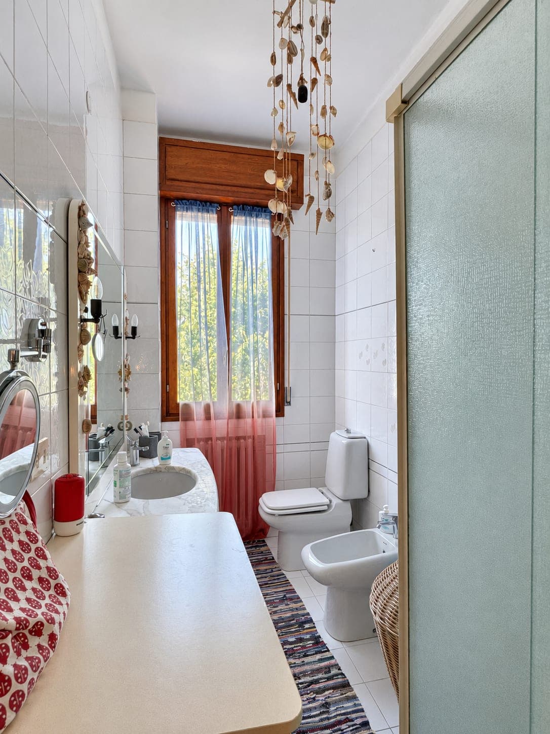 Il bagno con il box doccia — Villa abbinata con giardino a Villa Verde, Reggio Emilia