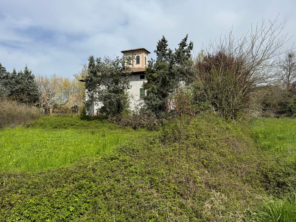 Panoramica del complesso — Villa storica con oratorio e torretta da restaurare a Gavassa