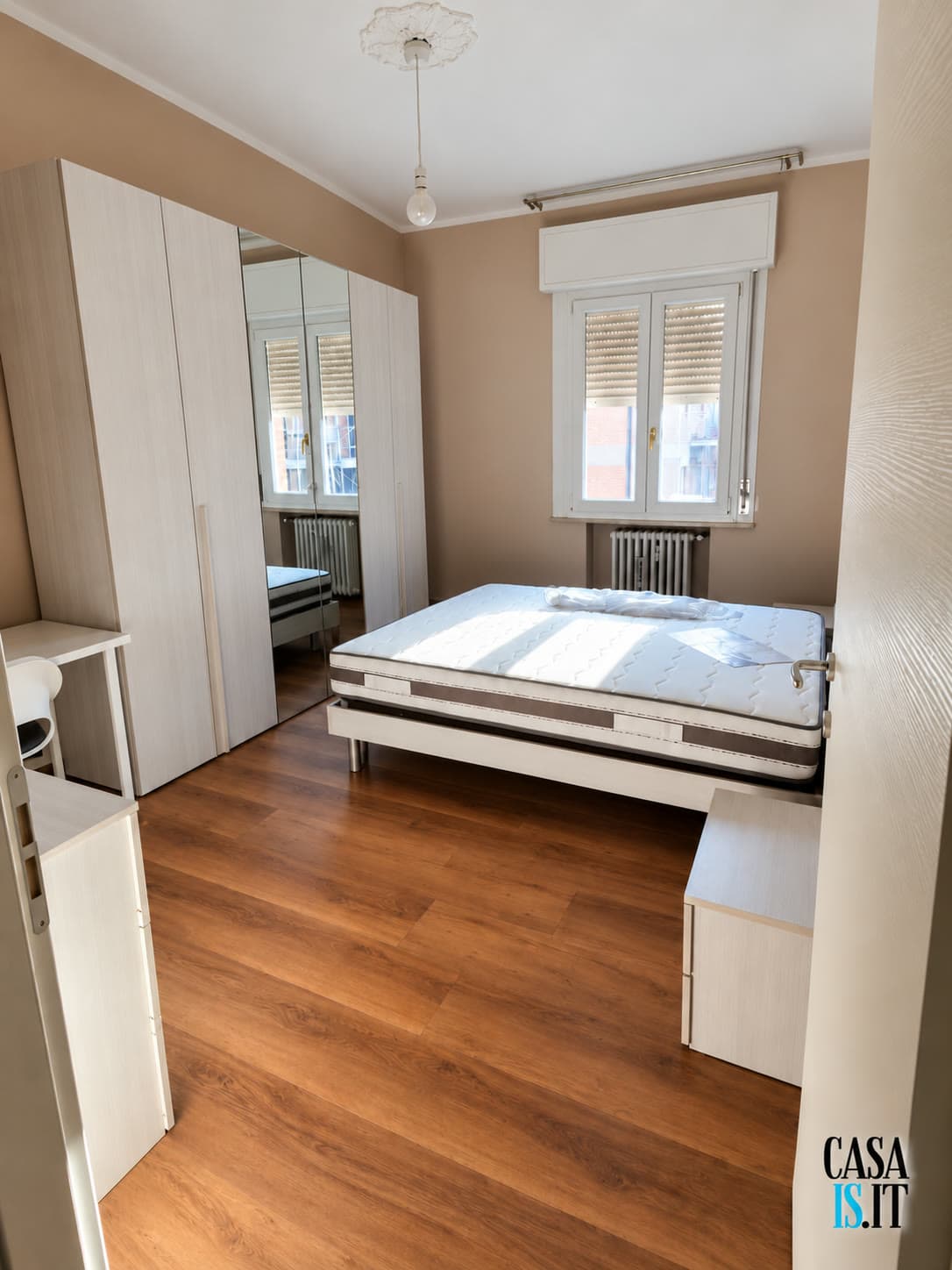 Camera — letto matrimoniale e armadio con specchio — Quadrilocale di 114 m² al terzo piano in Via Cecati