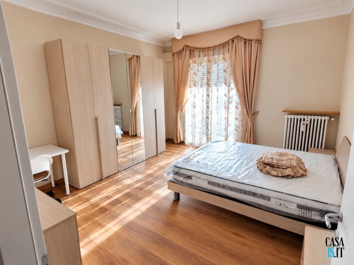 Soggiorno — armadio, scrivania e porta finestra — Quadrilocale di 114 m² al terzo piano in Via Cecati