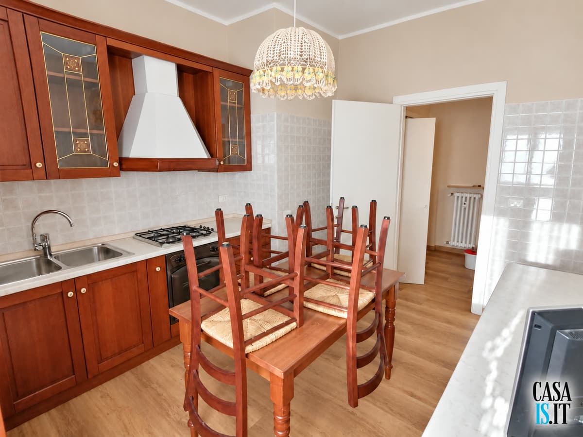 Cucina — lavello, piano cottura e cappa — Quadrilocale di 114 m² al terzo piano in Via Cecati