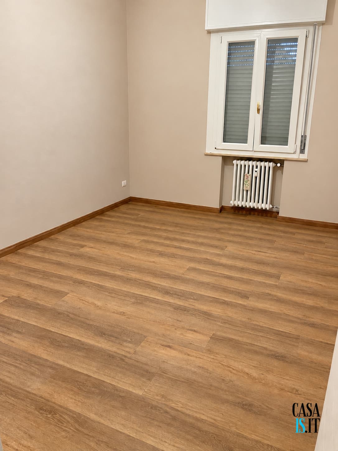 Stanza senza mobili con finestra — Quadrilocale di 114 m² al terzo piano in Via Cecati