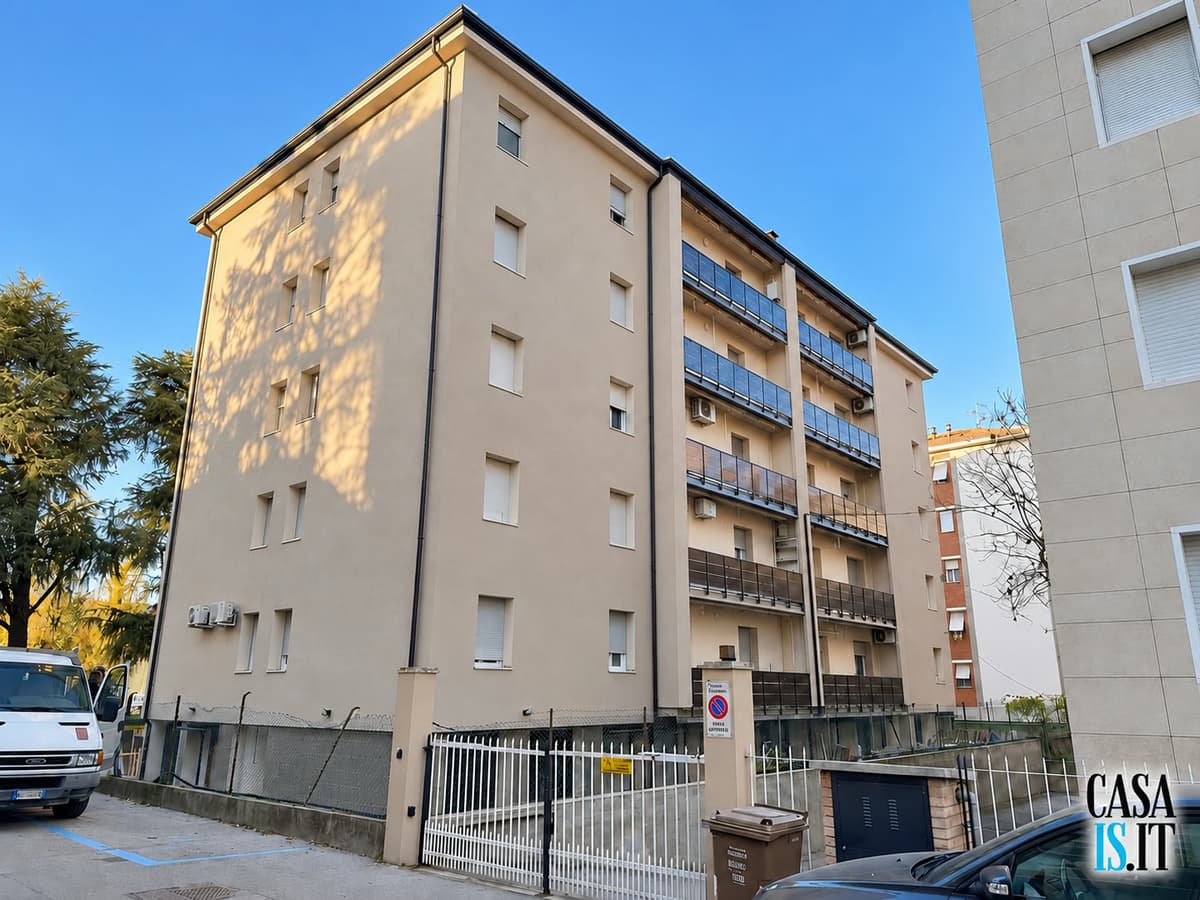 Il condominio di Via Cecati 20 dalla strada — Quadrilocale di 114 m² al terzo piano in Via Cecati