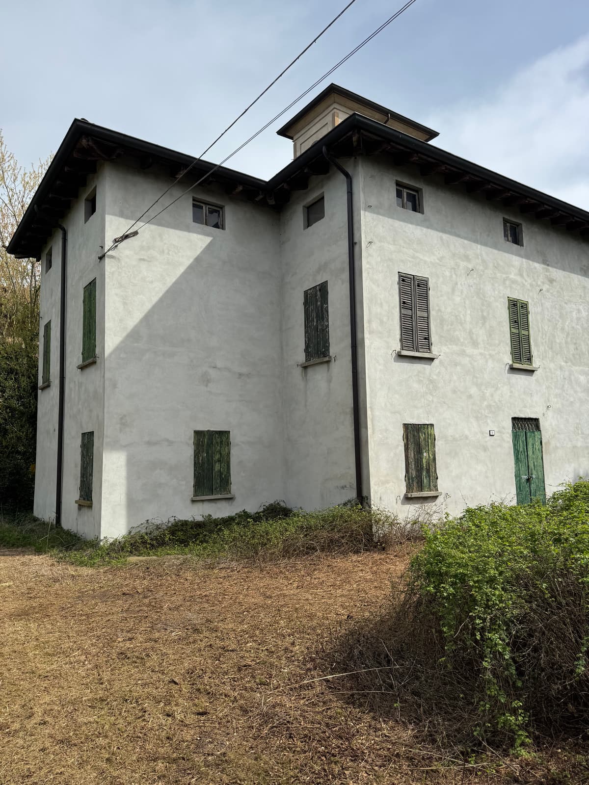 Villa storica con oratorio e torretta da restaurare a Gavassa