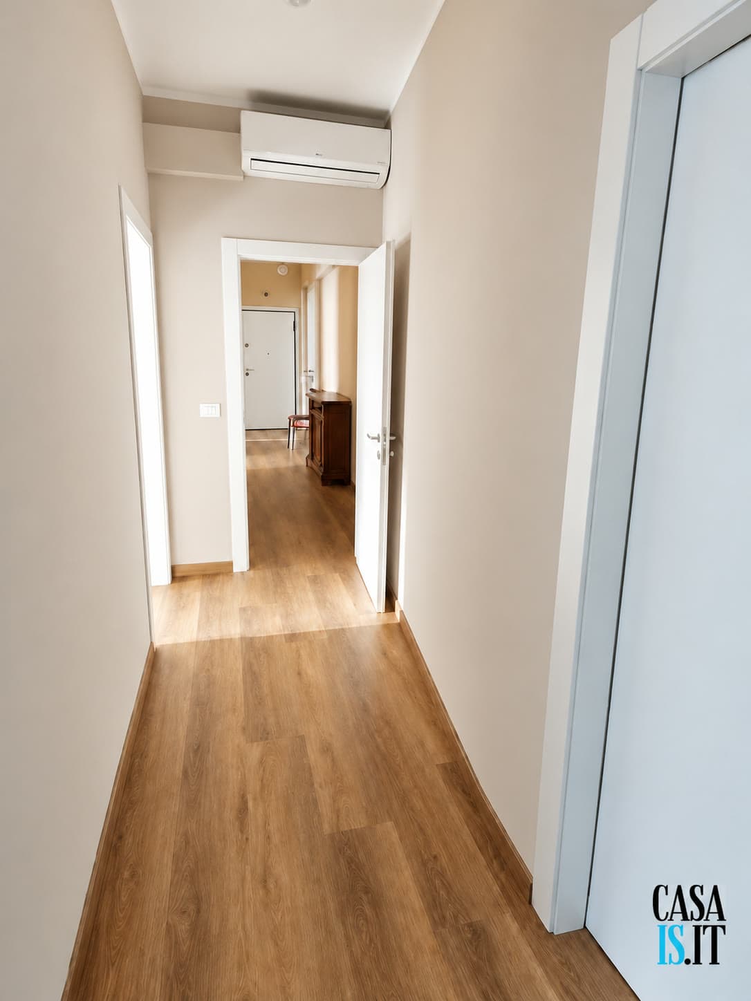 Corridoio che porta a tutte le stanze — Quadrilocale di 114 m² al terzo piano in Via Cecati