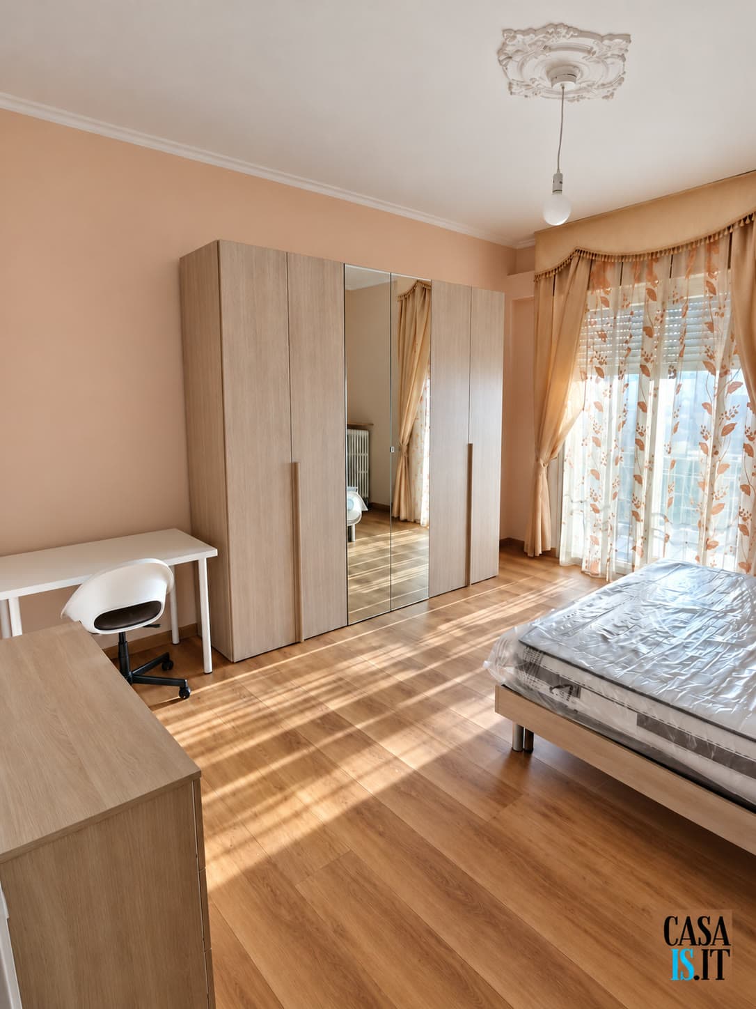 Soggiorno, oggi arredato come camera da letto, con porta finestra sul balcone — Quadrilocale di 114 m² al terzo piano in Via Cecati