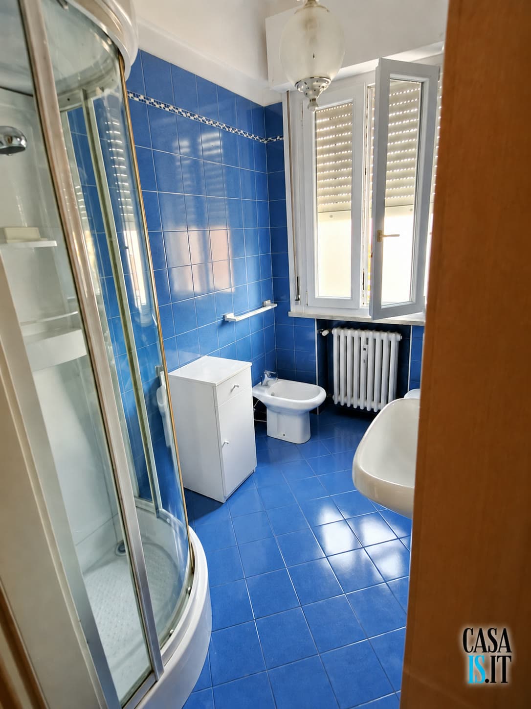 Bagno con box doccia, lavabo, wc e bidet — Quadrilocale di 114 m² al terzo piano in Via Cecati