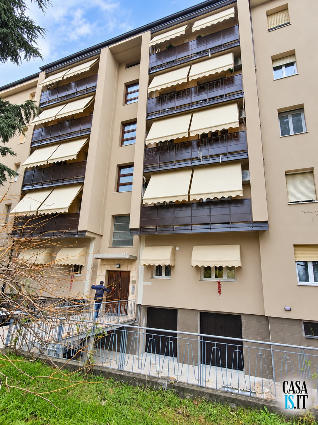 Il condominio di Via Cecati 20 con i balconi — Quadrilocale di 114 m² al terzo piano in Via Cecati