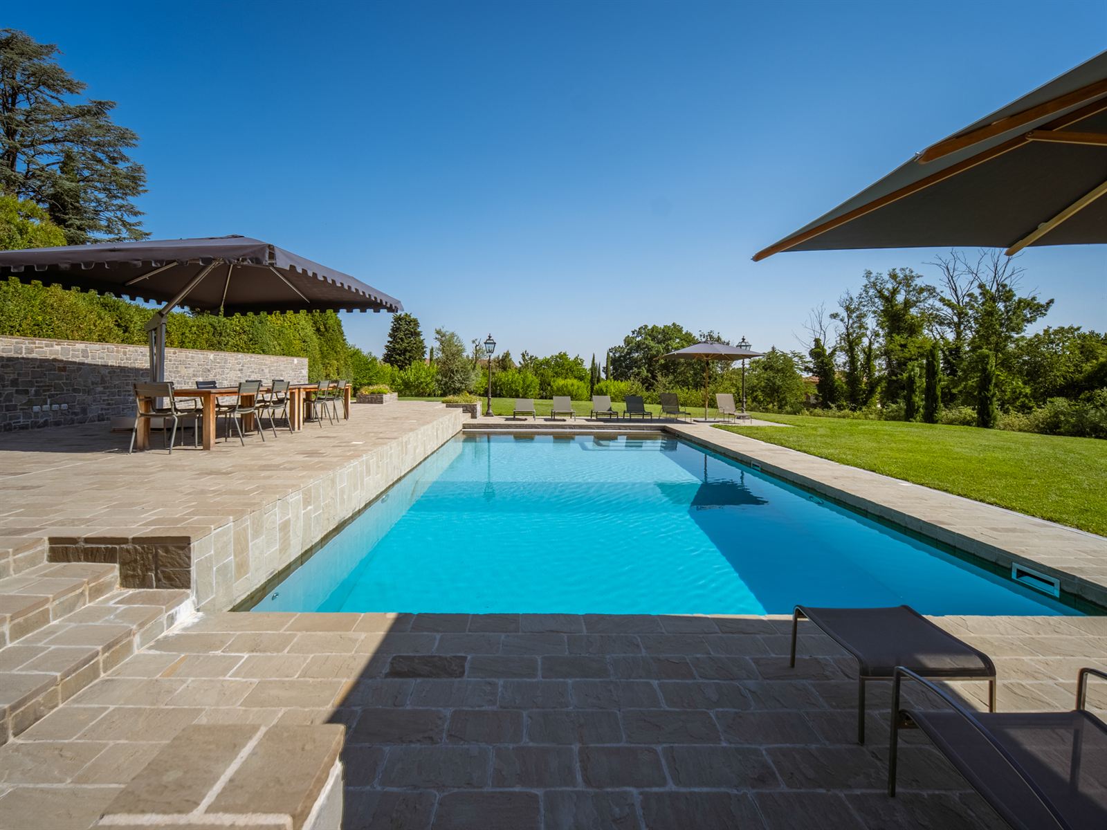 Piscina con ombrelloni